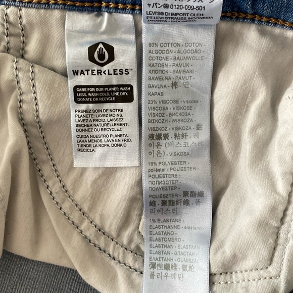 ✨NWOT✨Levi’s | Medium-Wash Denim Cuffed Classic Bermuda Jean Shorts Sz 26W-Wide - Picture 11 of 16